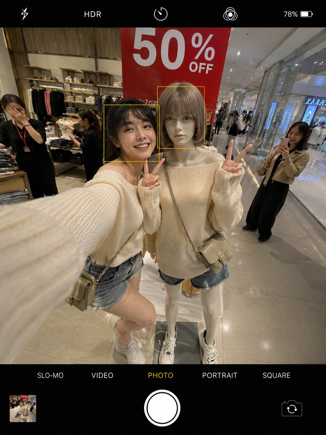 Mall fashion twin selfie