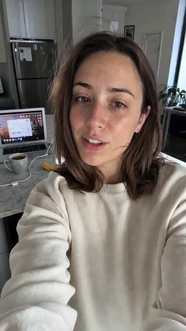 Selfie Video with AI Text Suggestion Cutaway