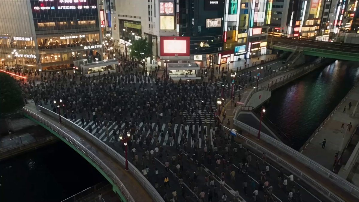 Combat girl fighting zombies in Osaka streets